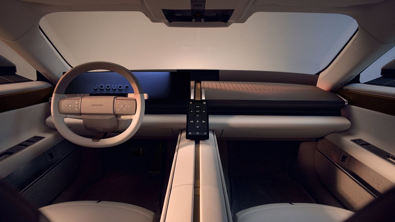 Jaguar borra su pasado en el Type 01: el interior de su GT eléctrico parece llegado de otra marca
