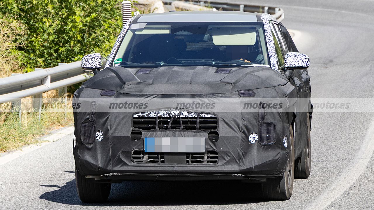 La nuova KIA Sportage 2028 perde il suo camuffamento; la nuova generazione abbandonerà il diesel e sarà più elettrificata.
