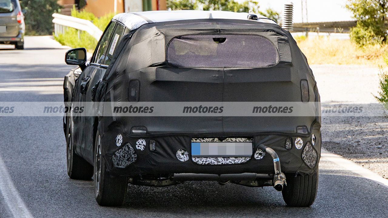 La nuova KIA Sportage 2028 perde il suo camuffamento; la nuova generazione abbandonerà il diesel e sarà più elettrificata.