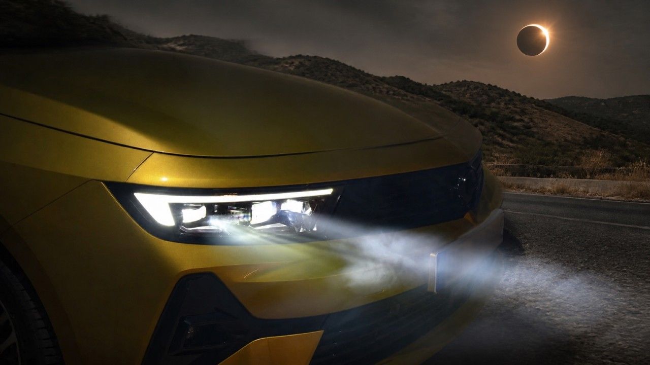 La DGT avisa a los conductores por el eclipse solar: no confíes en las luces automáticas de tu coche
