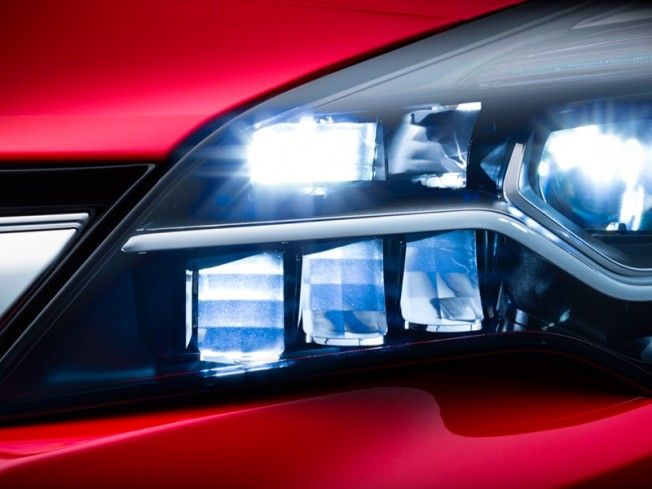 Las luces del coche mejor encendidas durante el eclipse