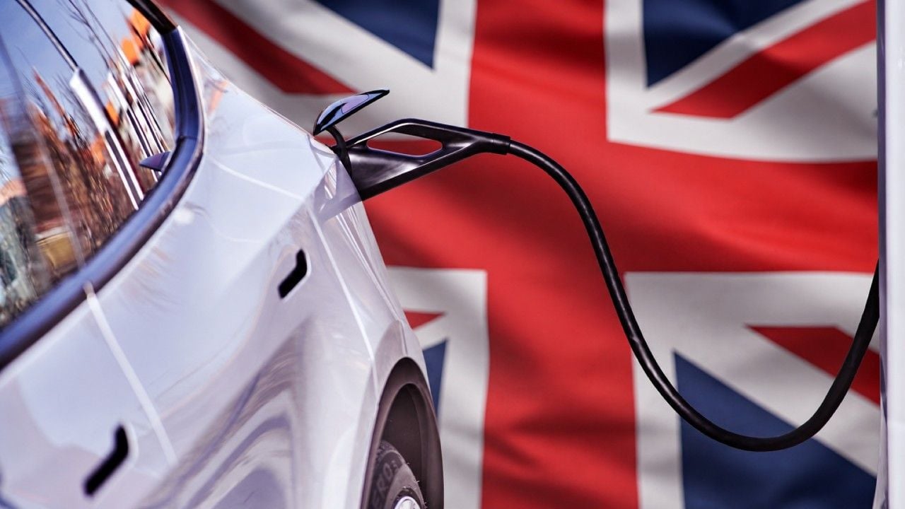La fecha que parecía intocable se mueve: Reino Unido abre la puerta a cambiar su plan para los coches eléctricos