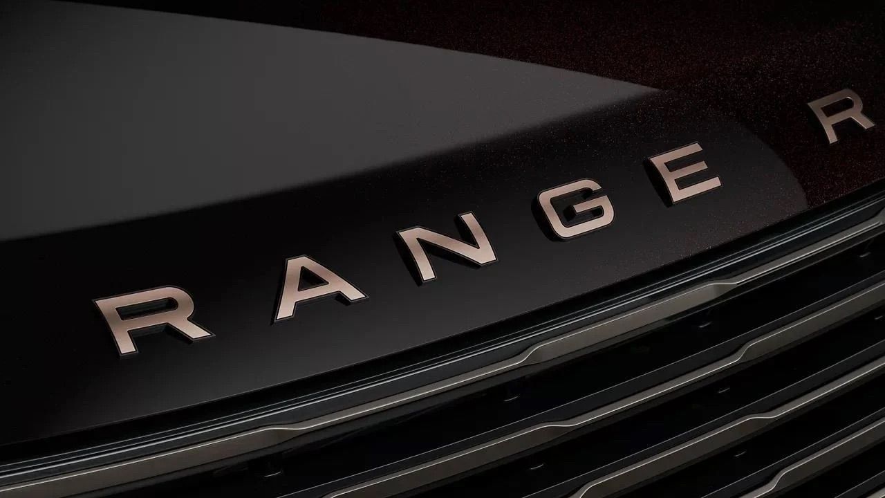 Ranger Rover en el capo de un coche