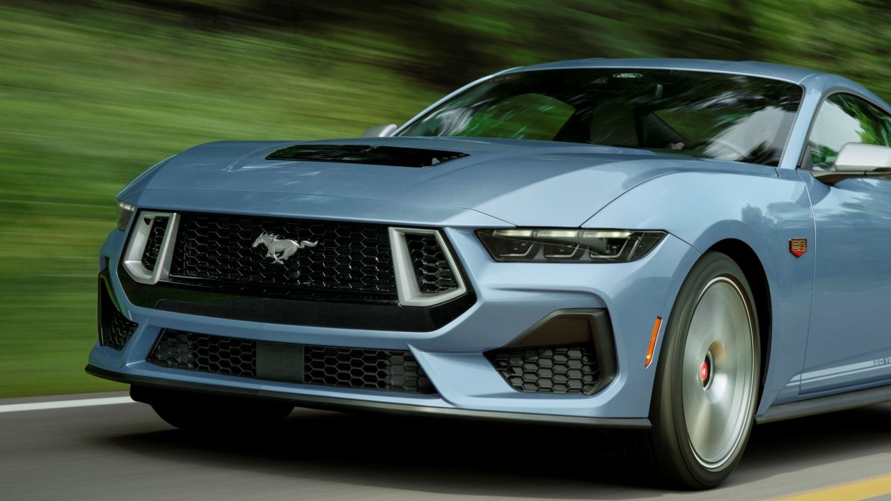 Ni SUV, ni pick-up, Ford prepara un Mustang de 4 puertas con motor V8 híbrido