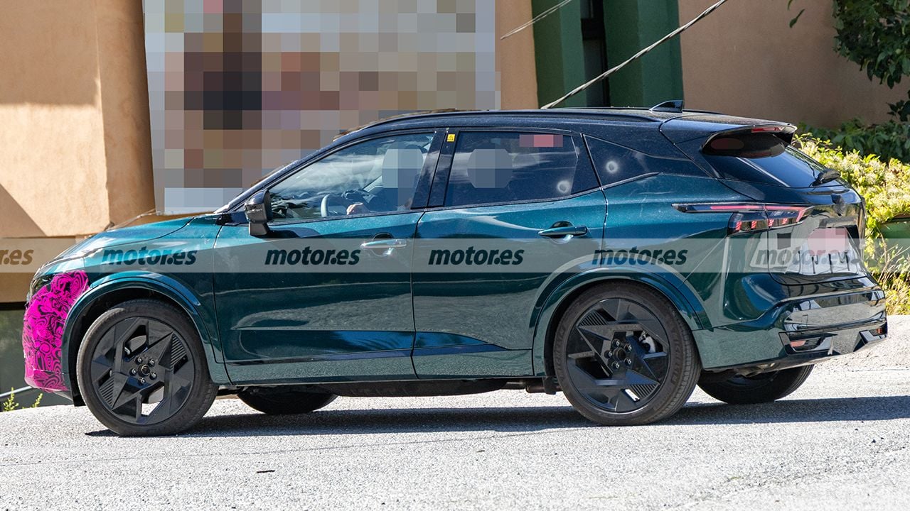 La nuova Nissan Qashqai 2028 è stata avvistata; il futuro del SUV giapponese viene svelato in queste prime foto spia.