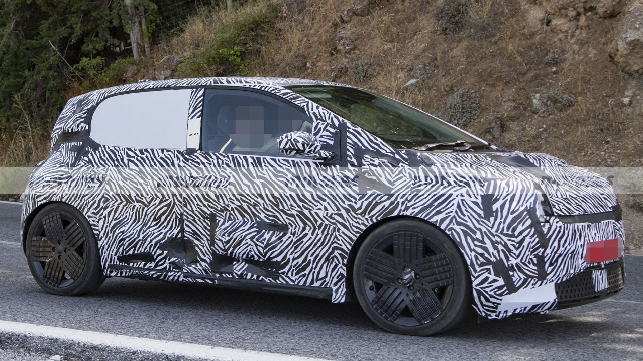 Nissan avrà la sua versione della Renault Twingo; le prime foto spia della Wave elettrica, in arrivo nel 2027 a meno di 20.000 euro.