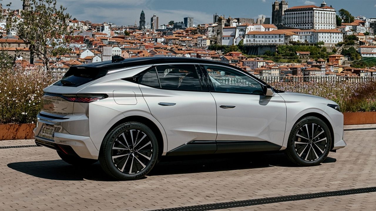 La alternativa francesa al BMW Serie 1 y Audi A3 baja de precio, tiene etiqueta ECO y su motor híbrido gasta como un diésel