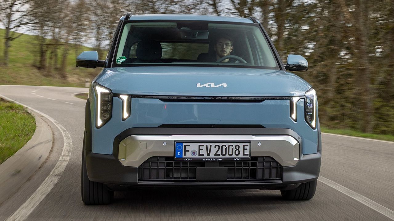 KIA mete al EV2 de lleno en territorio Renault 4: 5.300 € menos y más de 300 km para complicarle mucho la vida