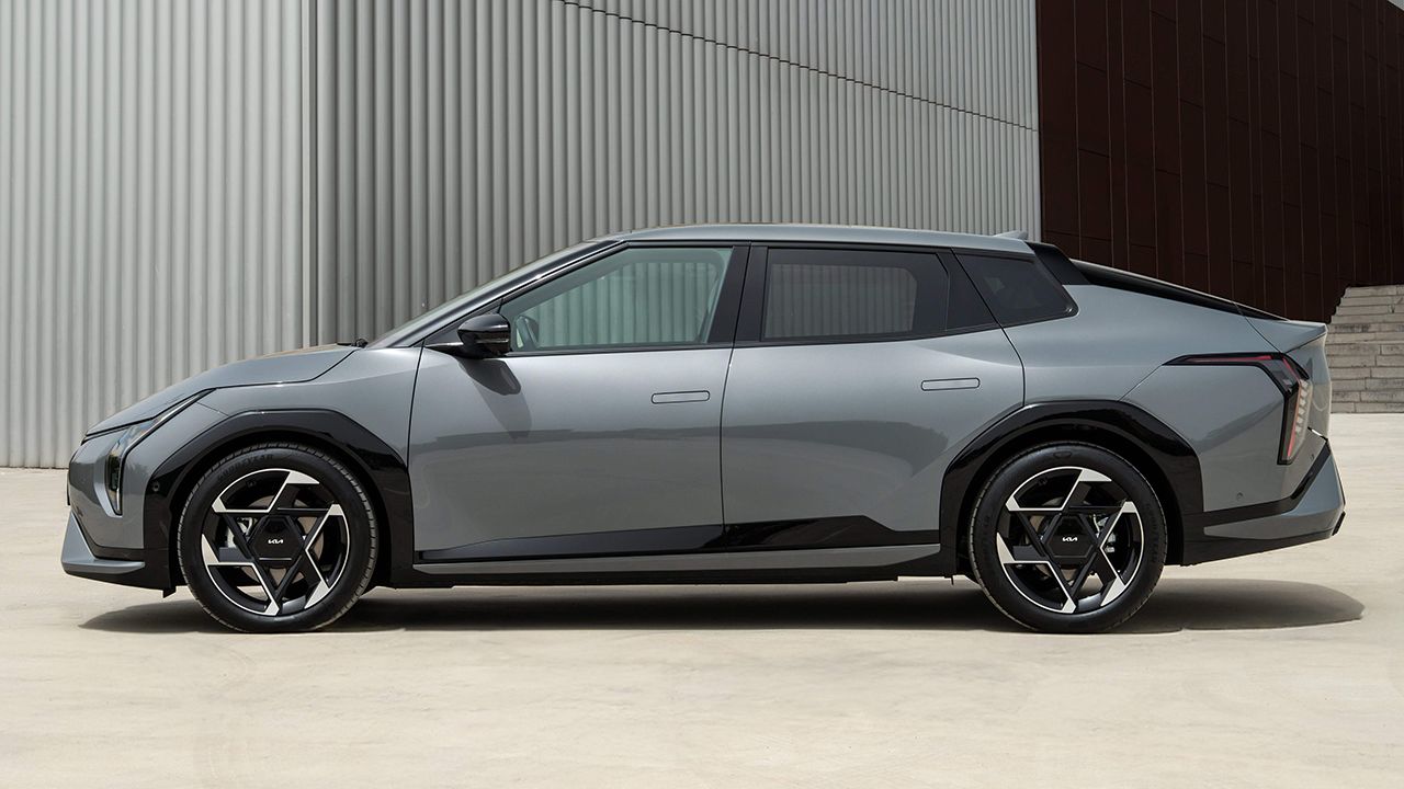 KIA tiene su propio Peugeot E-408 que cuesta 4.600 € menos, tiene más autonomía y mejor maletero