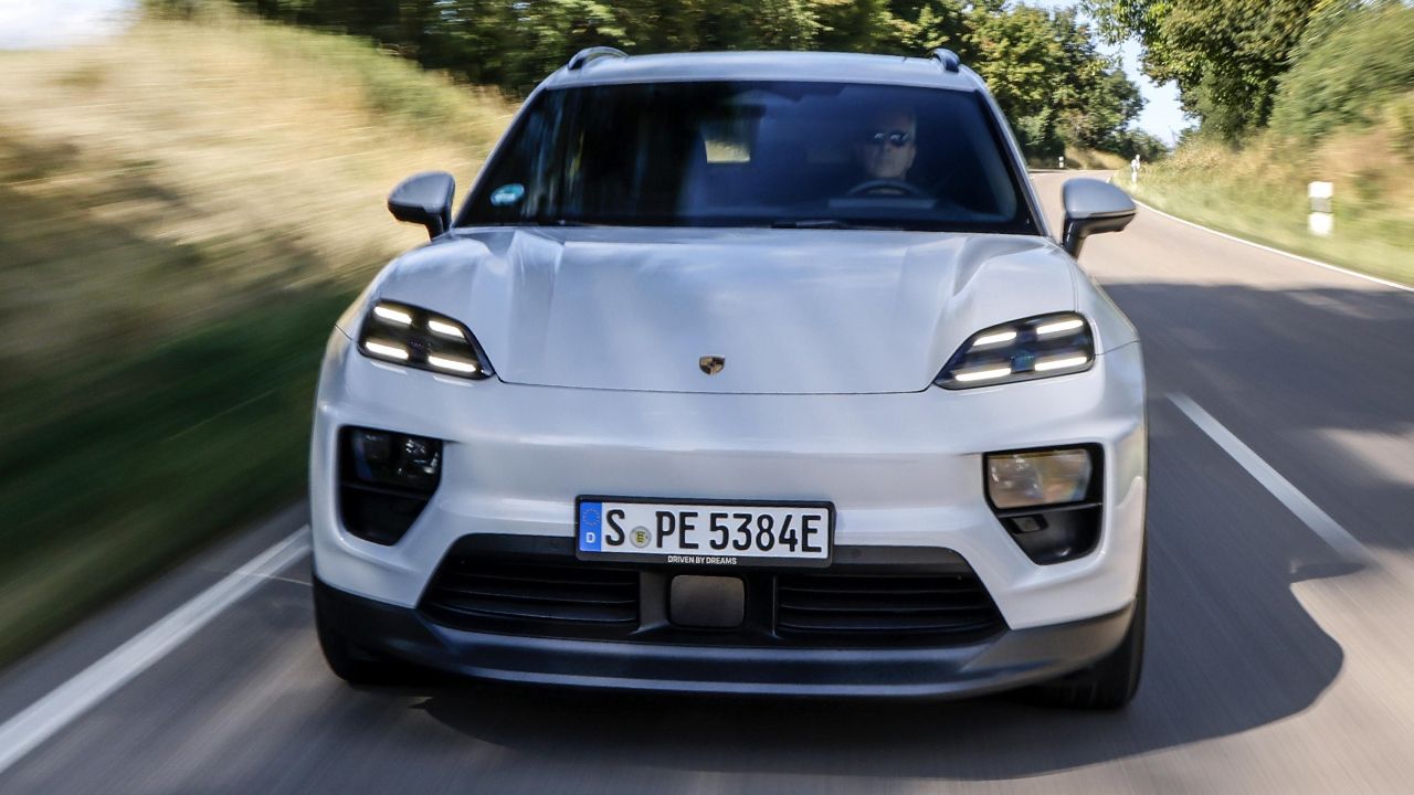 Porsche mueve ficha con el Macan eléctrico tras perder un 22 % de sus ventas, más equipamiento y hasta un 45 % de ahorro