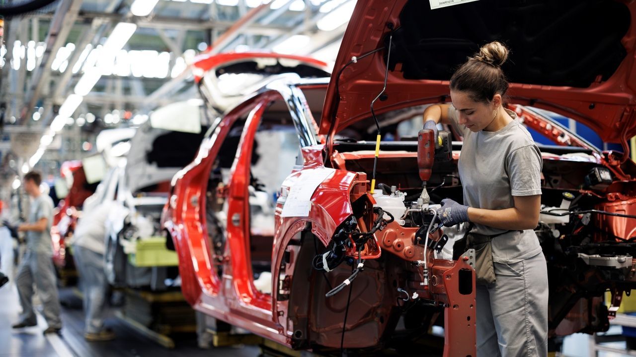 Fabricando un coche en una fábrica de España