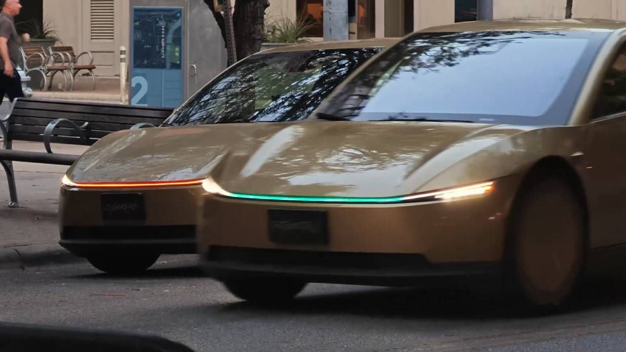 Una misteriosa luz verde ha aparecido en los faros de este Tesla: esconde uno de los próximos pasos de Musk con la conducción autónoma