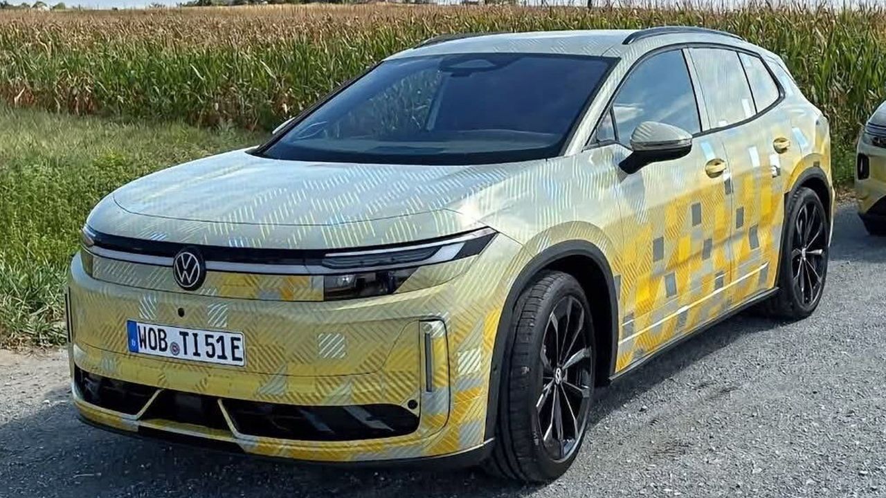 Adiós al ID.4: la primera imagen real del Tiguan eléctrico revela un diseño que no se parece en nada a su antecesor