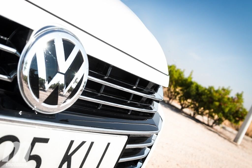 Coche con logo de Volkswagen