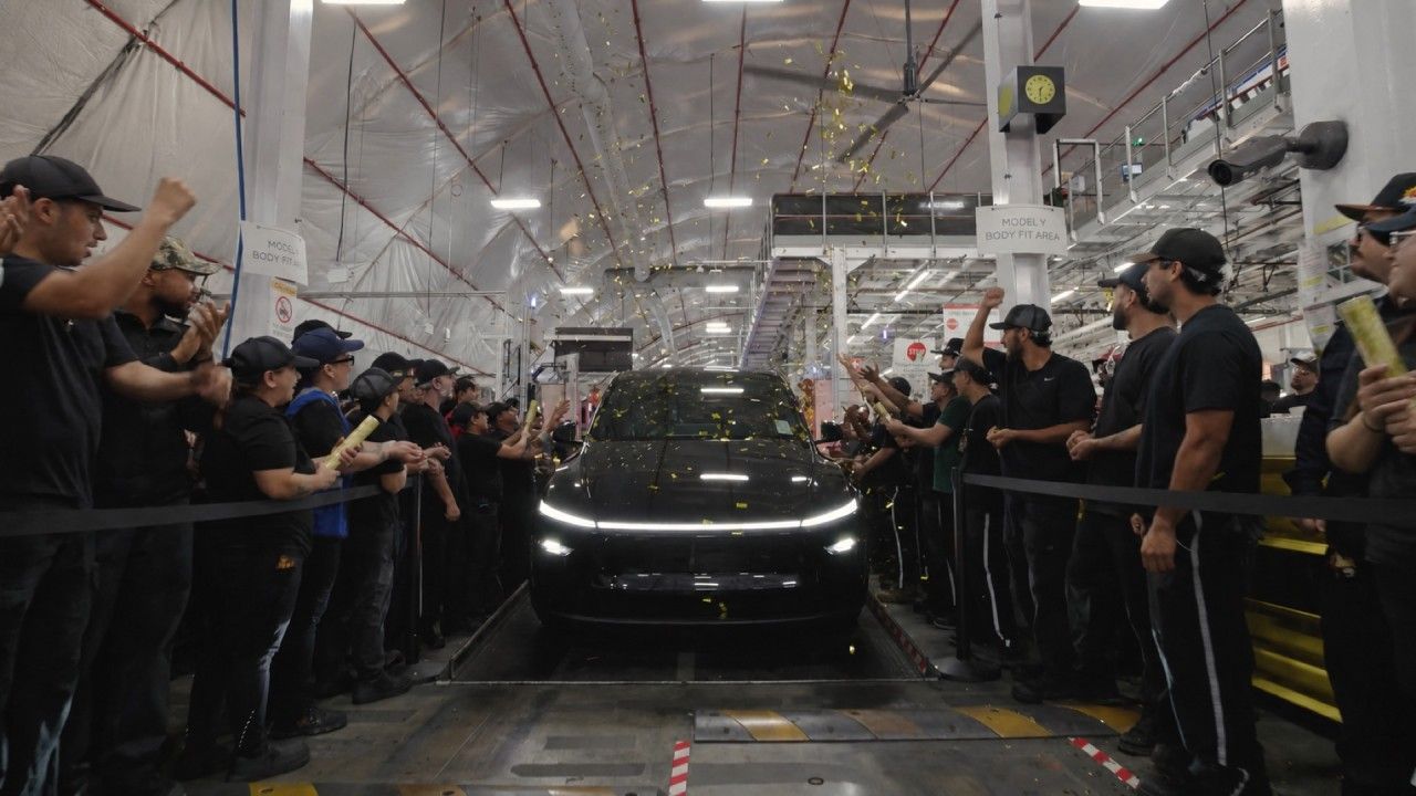 Coche de Tesla saliendo de la fábrica