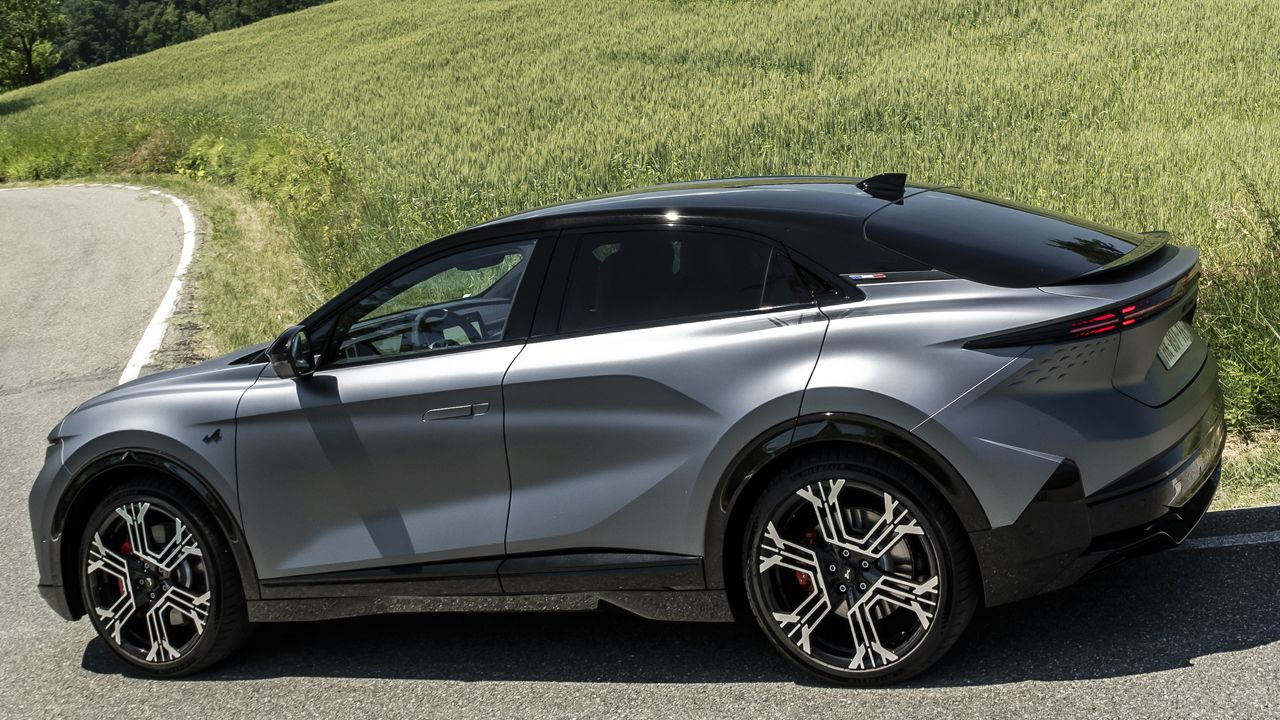 El Alpine A390 se estrella contra la realidad, Renault reduce a la mitad la producción de su SUV eléctrico premium