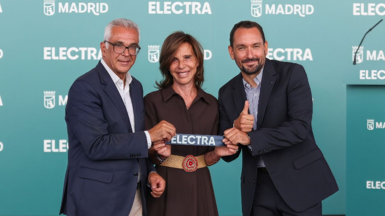 De izq. a dcha: Carlos Izquierdo, Concejal Presidente del Distrito de Carabanchel del Ayuntamiento de Madrid; Kareen Rispal, embajadora de Francia en España y Bastien Verot, CEO de Electra en España