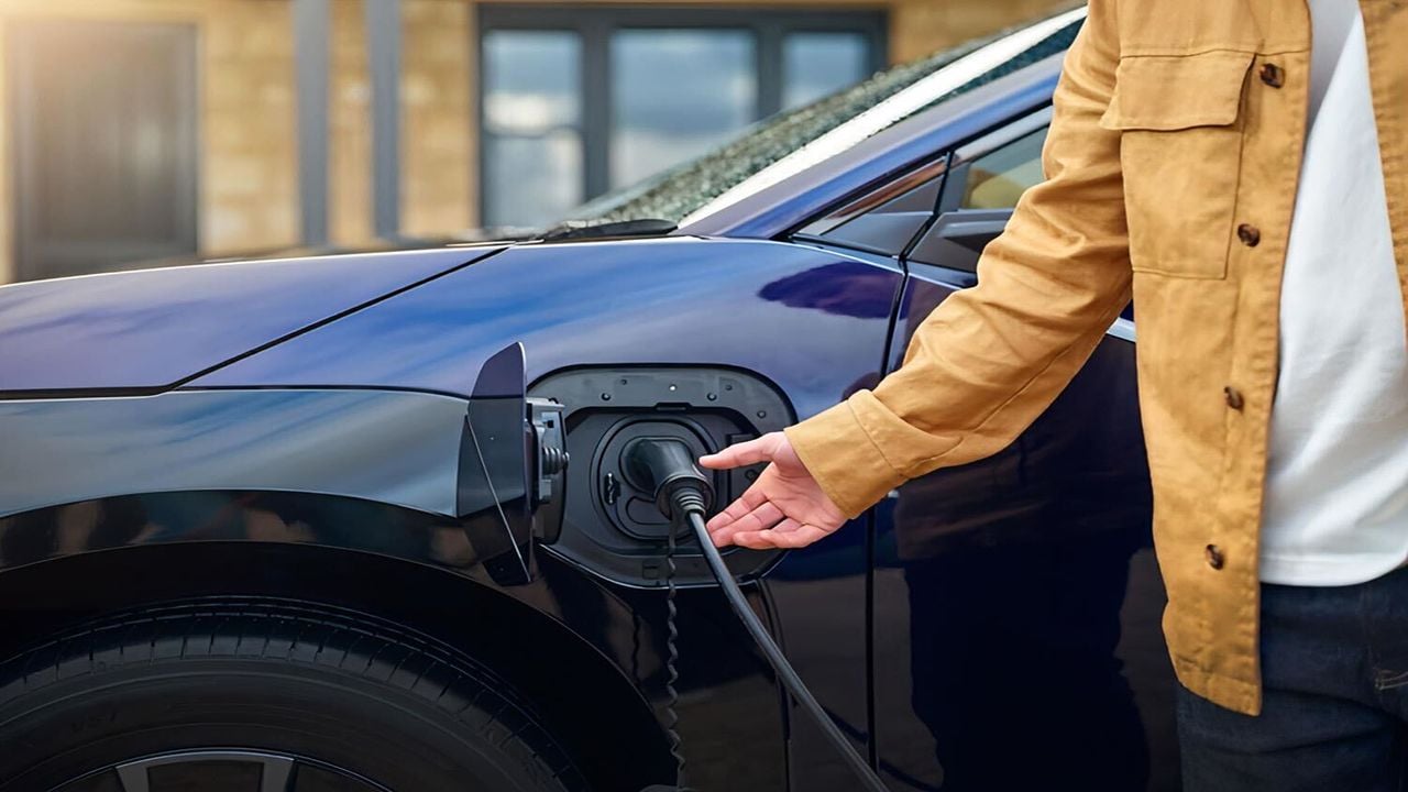 El estudio que agitan contra el coche eléctrico dice lo contrario de lo que le atribuyen, un 41 % menos de CO2