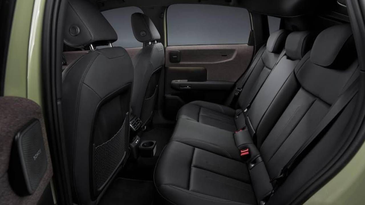 el-audi-a2-e-tron-pierde-el-disfraz-antes-de-tiempo-una-filtracion-deja-al-descubierto-el-compacto-electrico-que-recupera-un-nombre-mitico-2026116272-1788763856_5.jpg