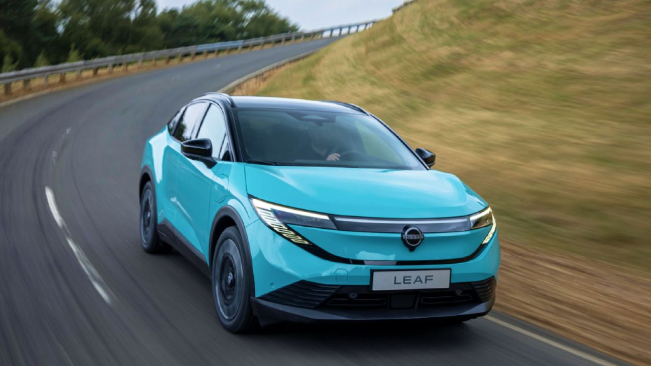 Nissan Leaf en paso de curva
