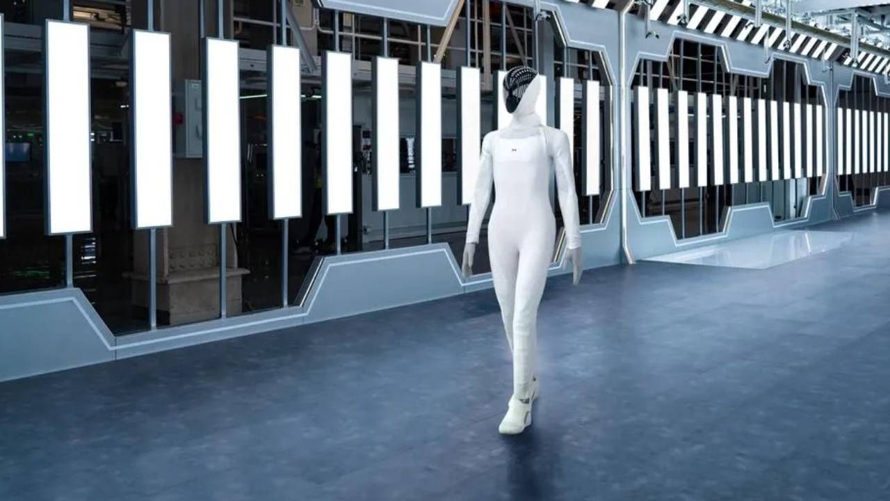 El primer Xpeng IRON ya sale caminando de la línea de producción