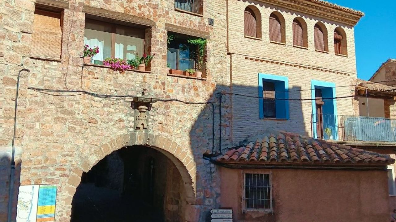 Alquézar, calle con Arco