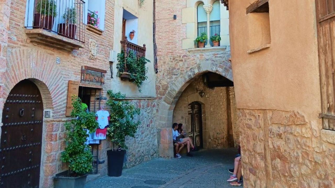 Alquézar, calle con Arco