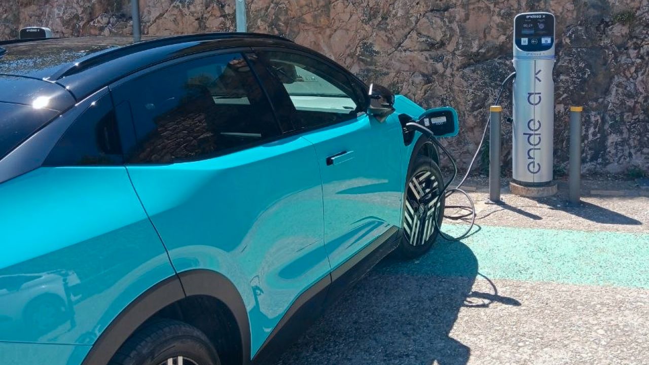 Nissan Leaf 2026 cargando en Alquézar