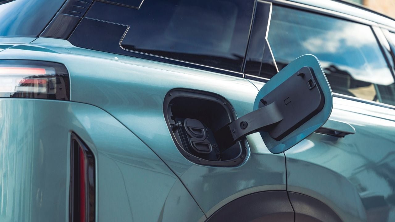 España, rumbo hacia los 300.000 vehículos eléctricos e híbridos enchufables este 2026, pero «no se compra al ritmo suficiente»