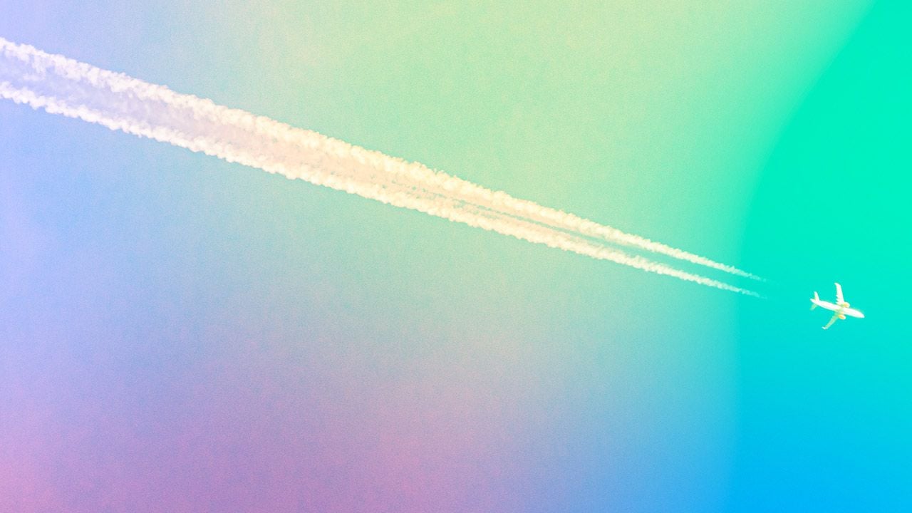 Las estelas de los aviones sí calientan el planeta, pero no como crees: la ciencia contra el mito de las redes
