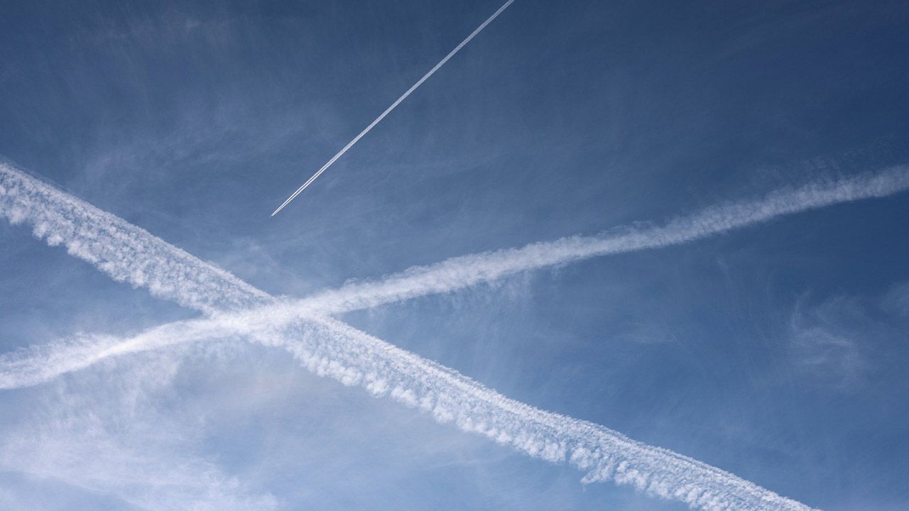 Las estelas de los aviones sí calientan el planeta, pero no como crees: la ciencia contra el mito de las redes