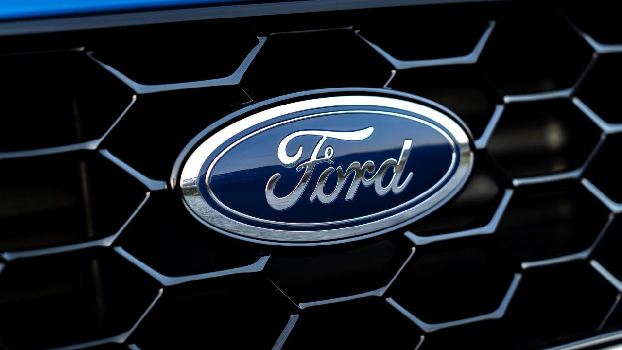 Logo de Ford en un coche