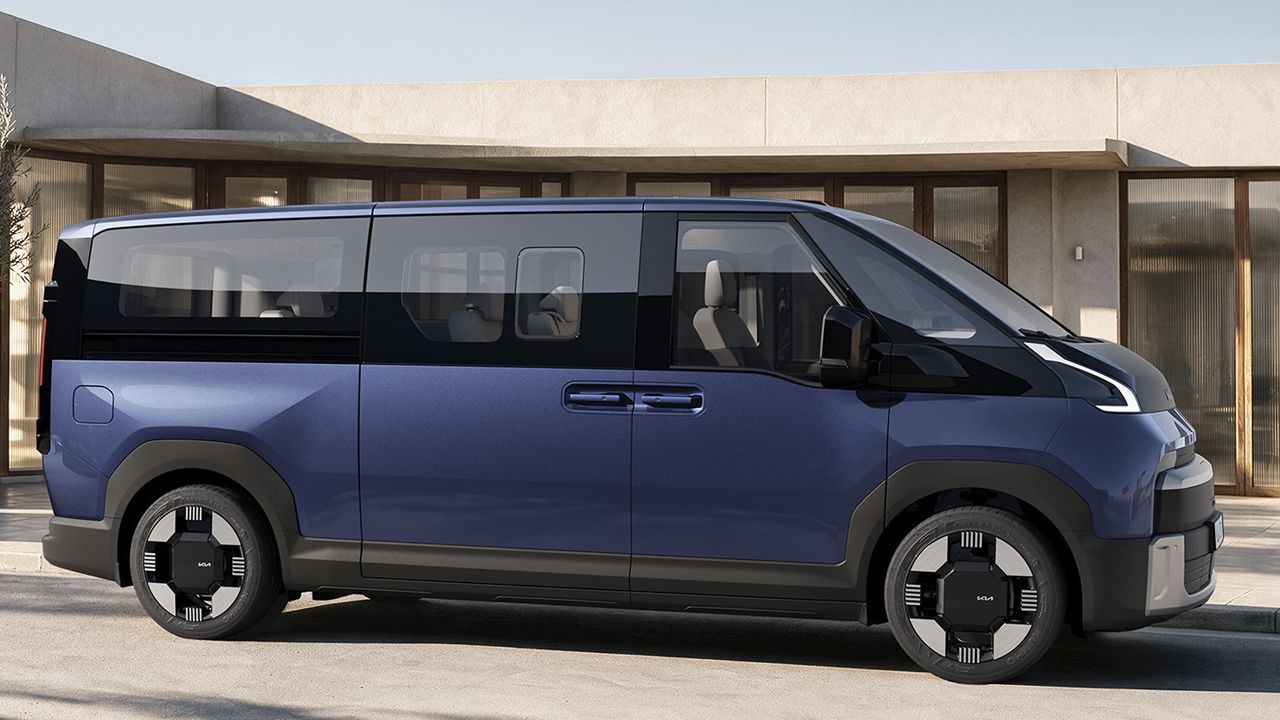 KIA estrena el PV7 el monovolumen eléctrico que hace más sombra al ID.BUZZ con su doble sistema de carga