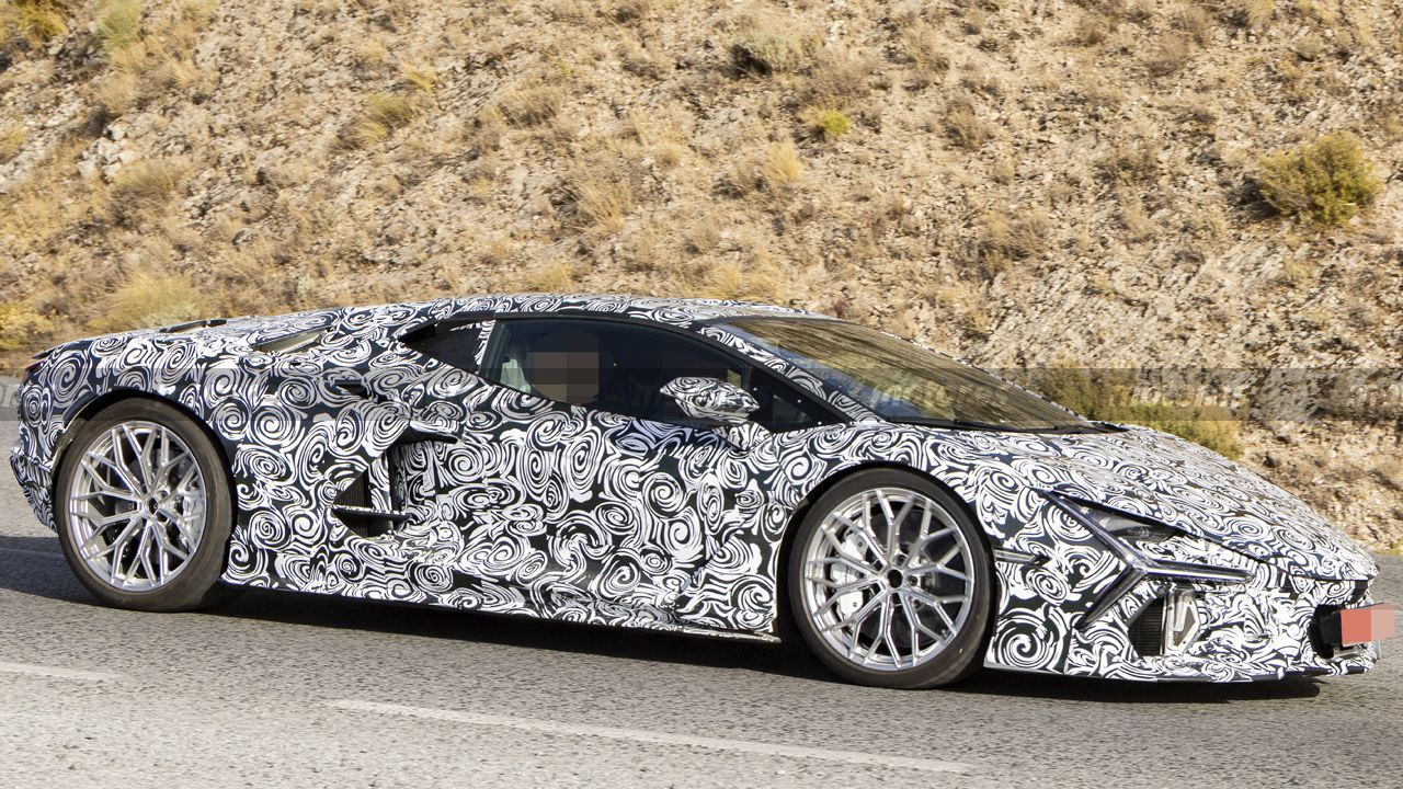 El lamborghini revuelto spyder ya está en pruebas, el v12 de 1. 015 cv se queda sin techo 8
