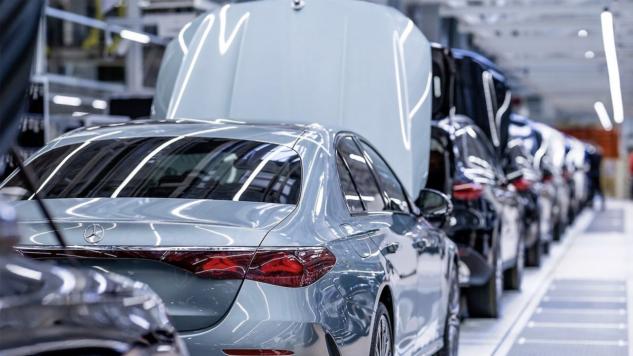 Mercedes enseña a sus empleados alemanes las cuentas que nadie quiere ver, producir en Rumanía sale un 82% más barato
