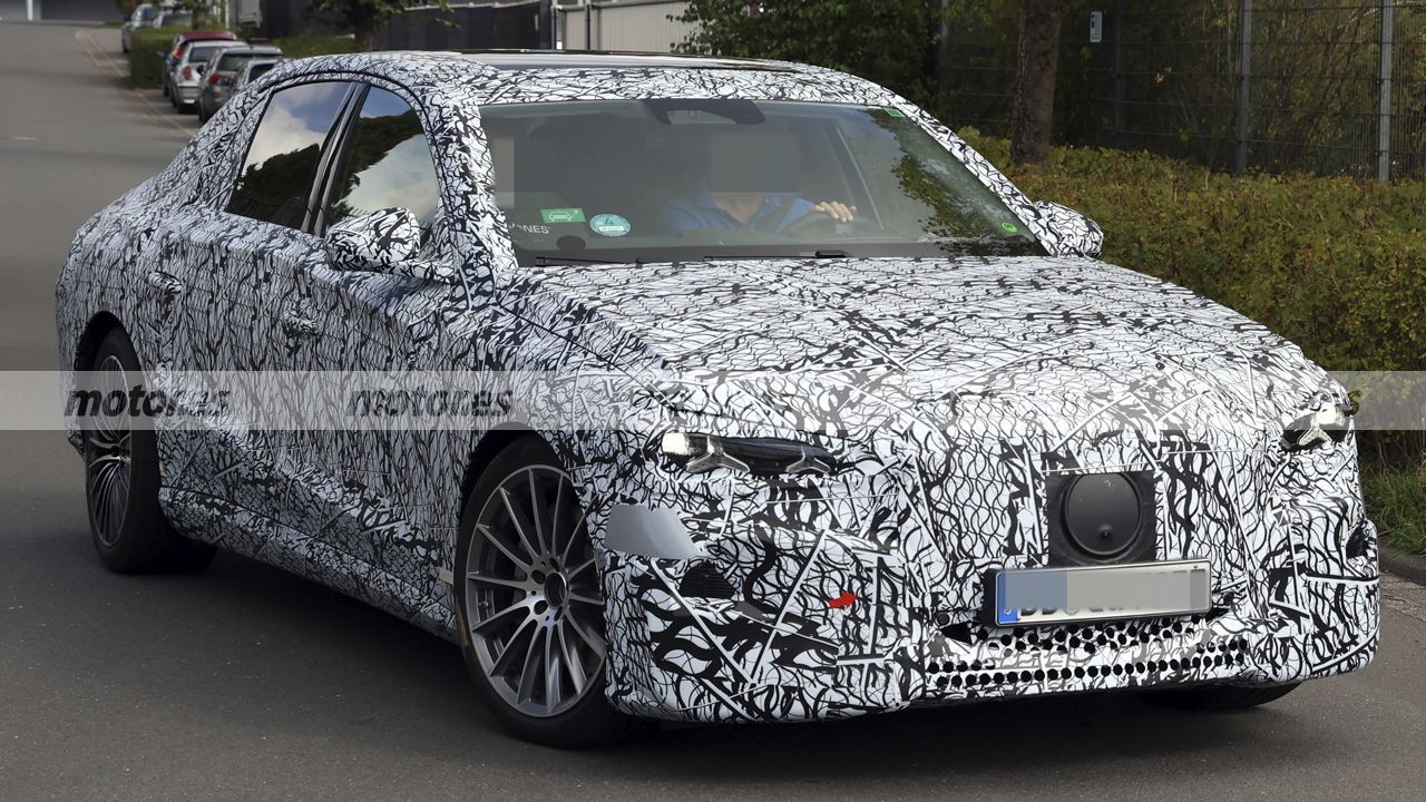 El Mercedes Clase E eléctrico recupera un diseño más clásico y ya deja ver sus nuevos faros