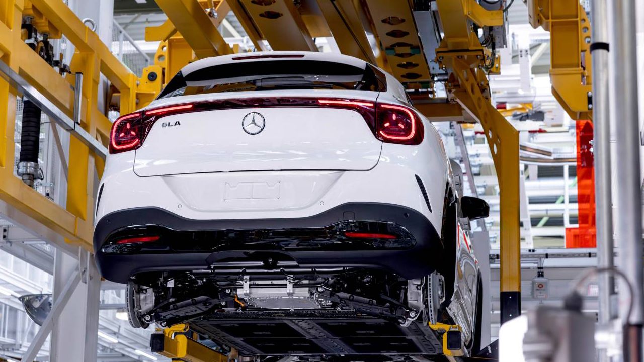El nuevo Mercedes GLA entra en producción, con 700 km de autonomía primero e híbrido en 2027