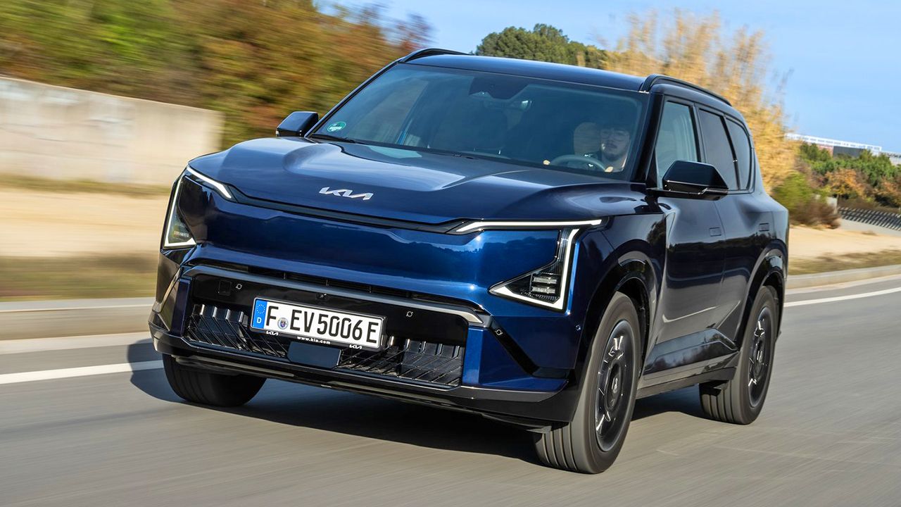 El KIA Sportage eléctrico baja 6.900 € y se planta a precio de BYD Seal U con más autonomía y maletero