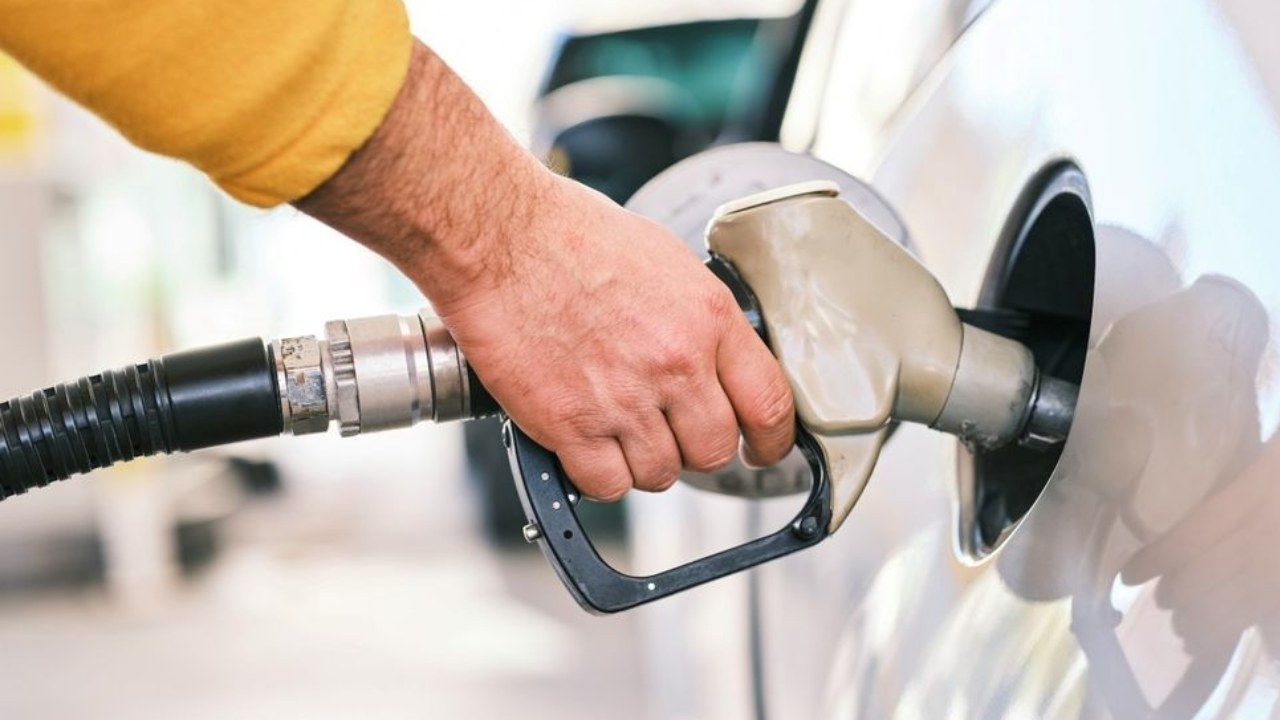 Echando gasolina en el coche