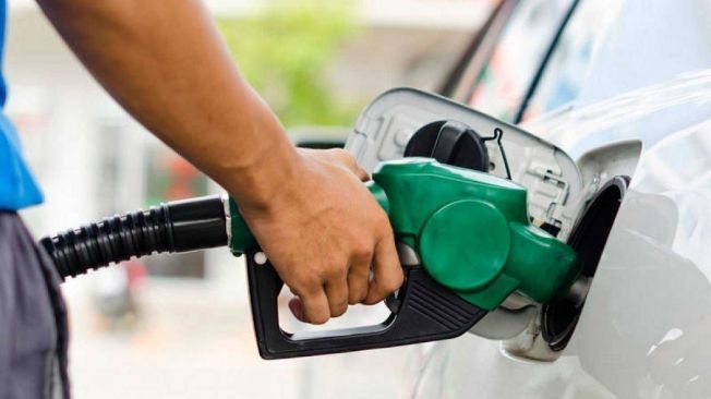 Un coche gasolina ne la gasolinera