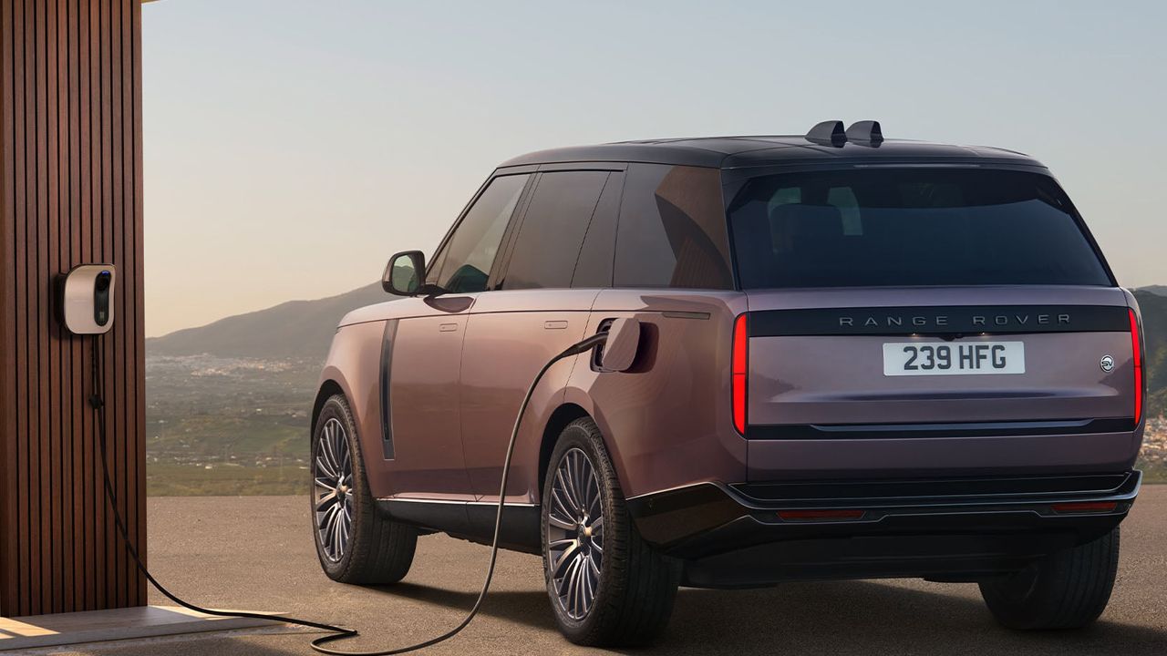 El Range Rover eléctrico ya está aquí, 550 CV y 600 km de autonomía convierten al SUV de lujo en un misil