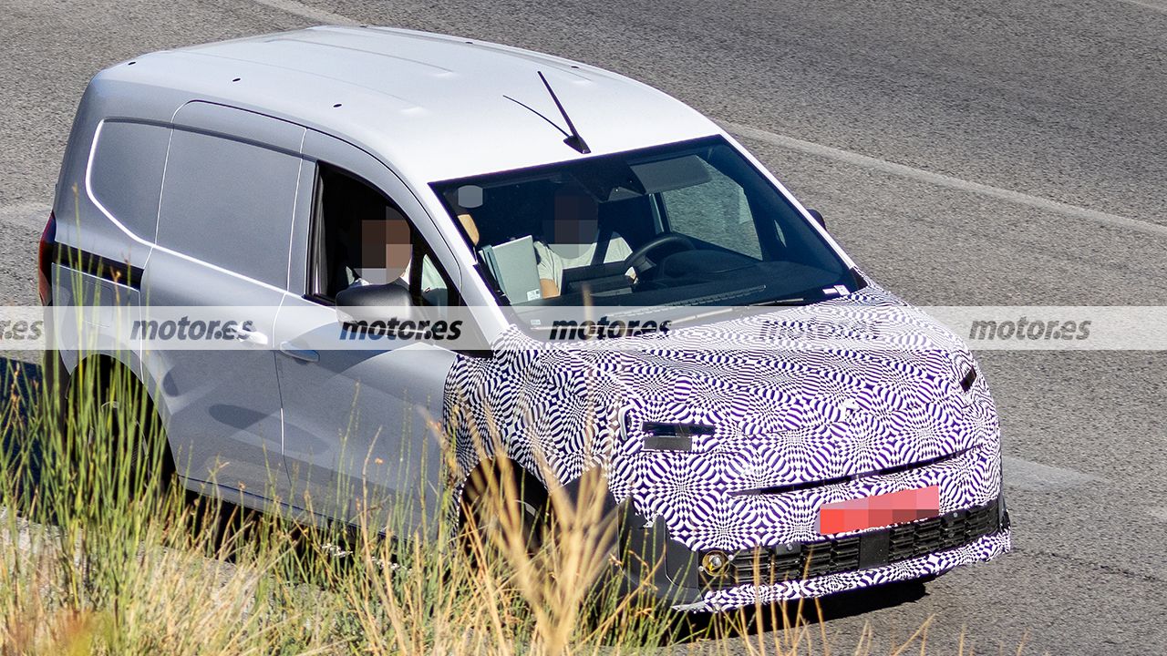 È stata avvistata la nuova Renault Kangoo 2027; il rinnovamento della rivale della Citroën Berlingo si svela nelle prime foto spia.