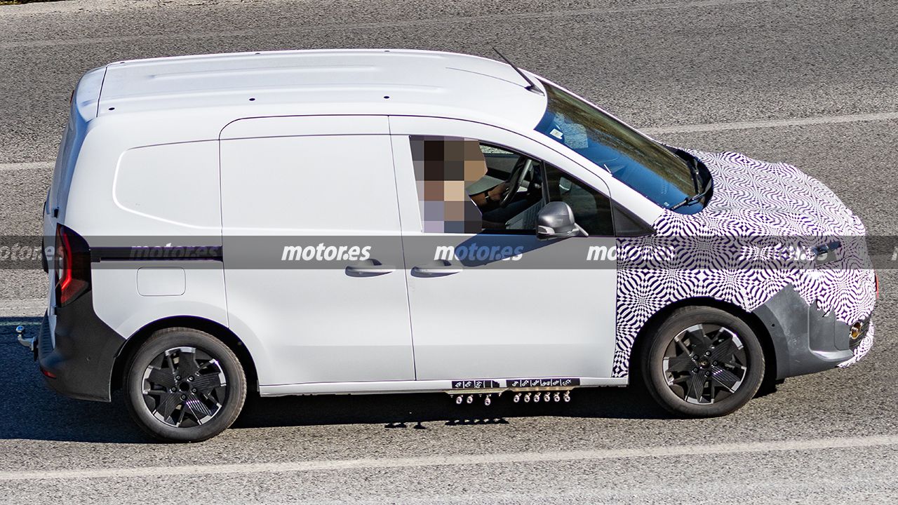 È stata avvistata la nuova Renault Kangoo 2027; il rinnovamento della rivale della Citroën Berlingo si svela nelle sue prime foto spia 6