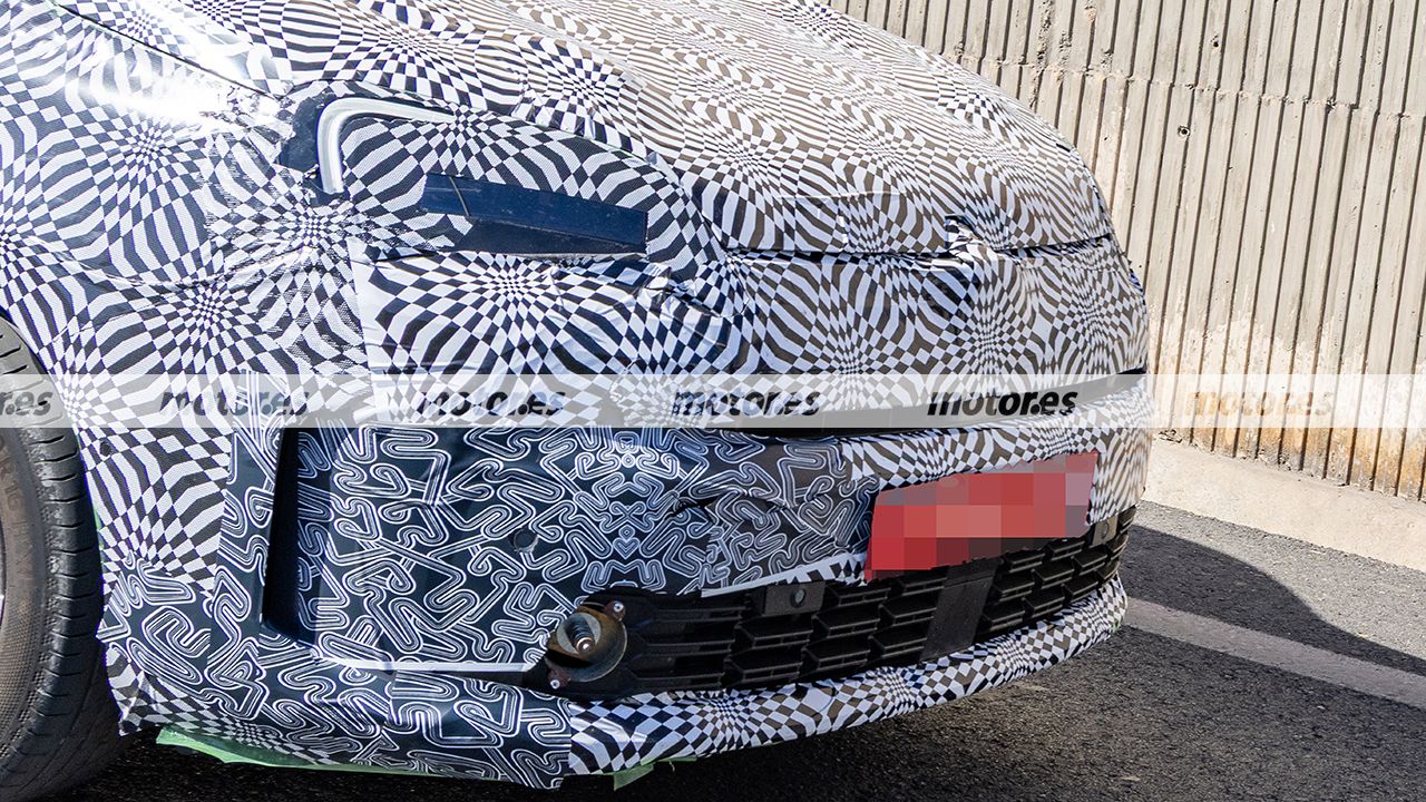 La nuova Renault Kangoo 2027 è stata avvistata; il rinnovamento della rivale della Citroën Berlingo si svela nelle prime foto spia.