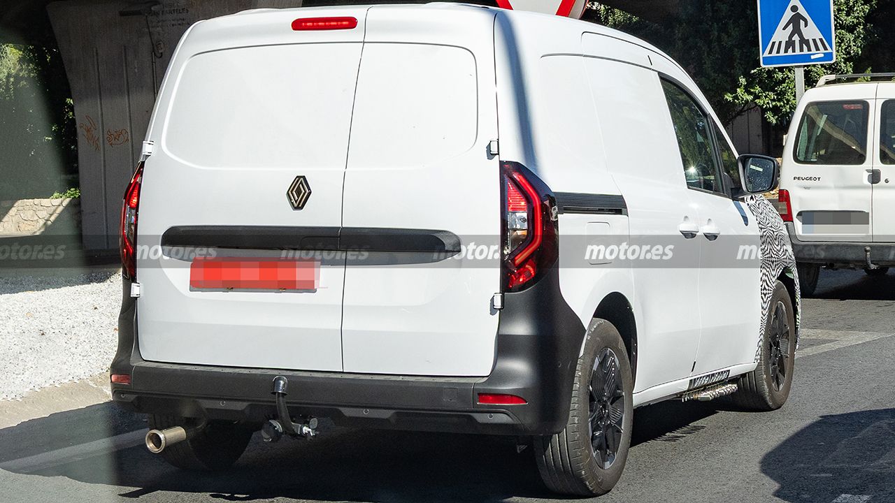 È stata avvistata la nuova Renault Kangoo 2027; il rinnovamento della rivale della Citroën Berlingo si svela nelle sue prime foto spia 12