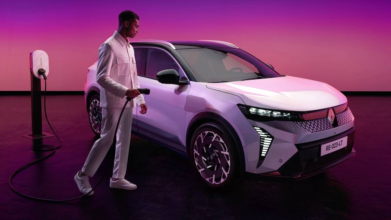 La rinnovata Renault Scénic E-Tech arriva con importanti novità: nuova batteria LFP e fino a 642 chilometri di autonomia in modalità elettrica.