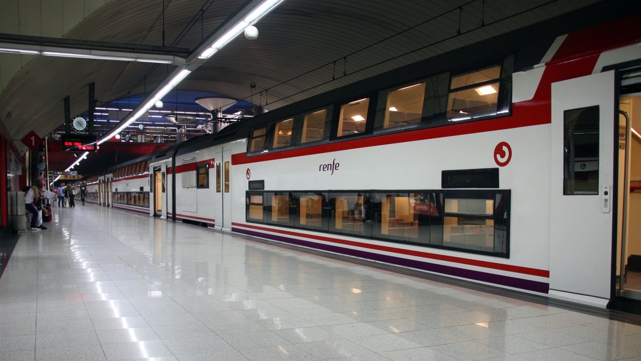 RENFE da marcha atrás con los patinetes eléctricos: esto es lo que necesitas para subir el tuyo al tren