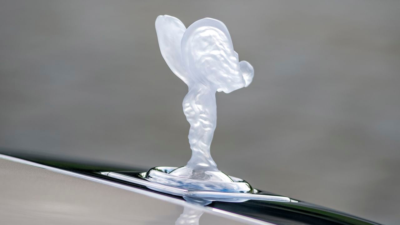 La famosa estatuilla de Rolls-Royce tiene un problema inesperado, quien fabrica el mecanismo que la esconde está en concurso de acreedores