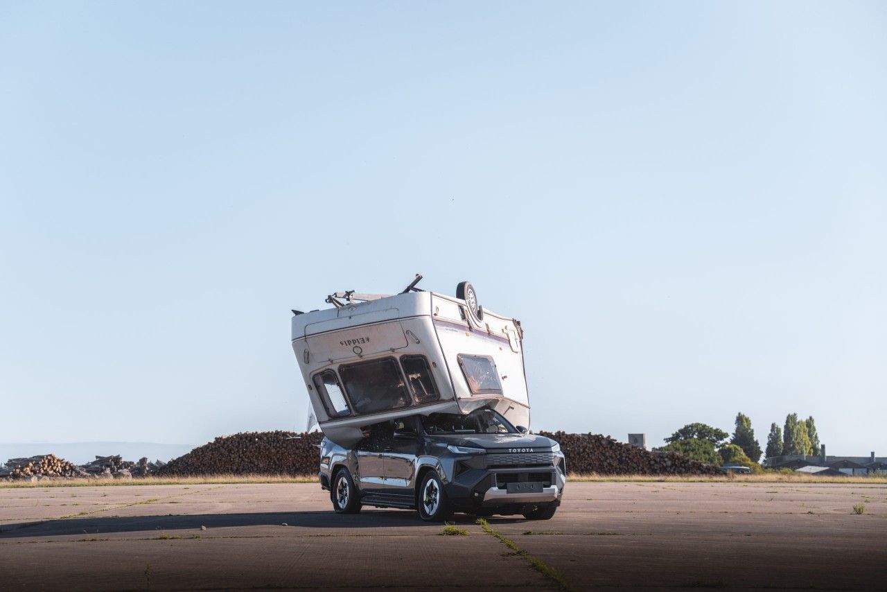 Una caravana impactando sobre la pick-up de Toyota