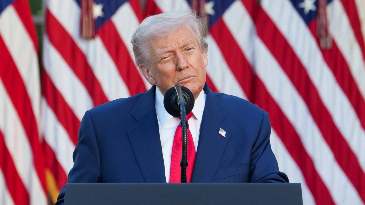 Trump da otro golpe al coche eléctrico: rebaja las exigencias de consumo que aprobó Biden
